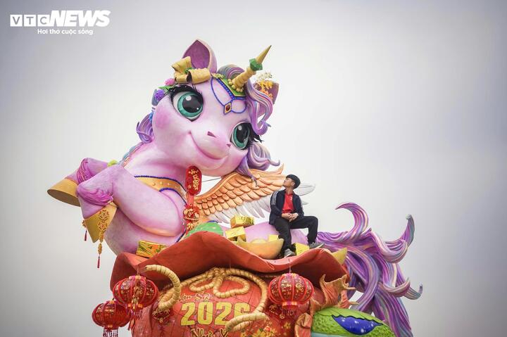 Bùi Văn Quân bên "ngựa hạnh phúc", tác phẩm anh dành nhiều tâm huyết và thời gian nhất.