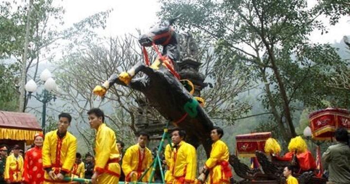Lễ hội Gióng đền Sóc là sự kiện văn hoá, tín ngưỡng lớn bậc nhất của Hà Nội, hàng năm thu hút hàng triệu du khách thập phương đến tham quan, vui chơi. (Ảnh: Tạp chí Người Hà Nội)