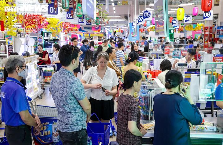 Các siêu thị ở TP.HCM đông nghẹt khách. (Ảnh: Bảo Linh)