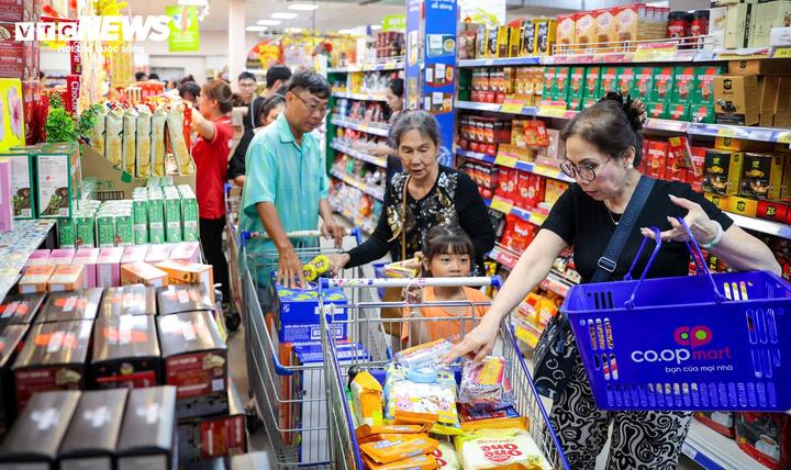 Người dân tranh thủ mua sắm Tết. (Ảnh: Bảo Linh)