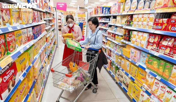 Các siêu thị sẽ mở cửa đến đêm phục vụ người dân mua sắm dịp cận Tết. (Ảnh: Bảo Linh)