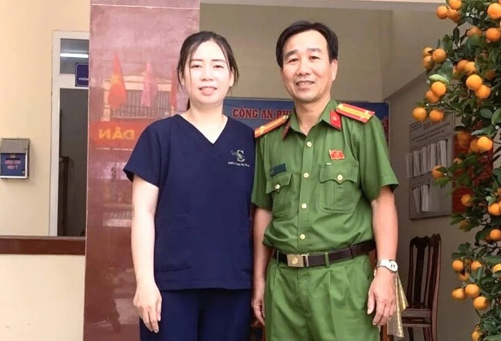 Chị My đến trụ sở Công an phường Cẩm Thành để nhờ hỗ trợ trả lại số tiền chuyển nhầm. (Ảnh: C.A)