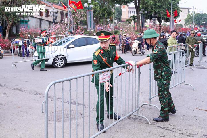 Khu vực trận địa được dựng hàng rào bảo vệ, lực lượng chức năng túc trực làm nhiệm vụ. Cùng với đó, các hạng mục kỹ thuật, phương tiện phòng cháy chữa cháy và phương án bảo đảm an ninh, trật tự cũng được rà soát kỹ lưỡng.