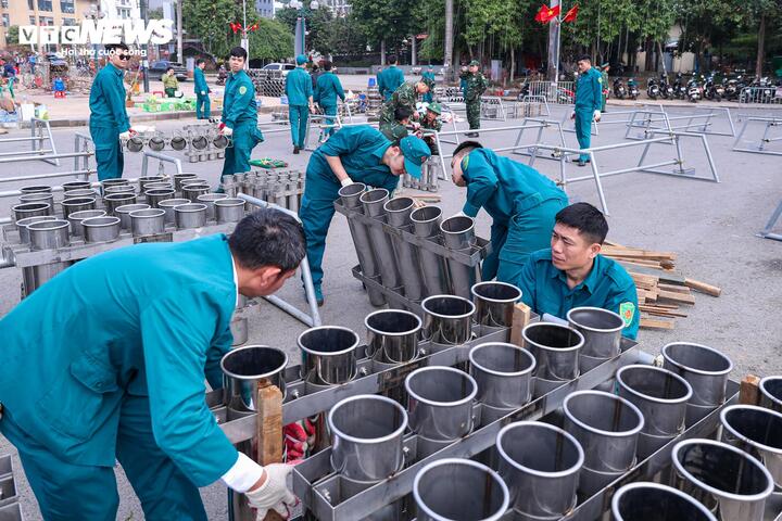 Tại vườn hoa Lạc Long Quân (phường Tây Hồ), công tác chuẩn bị đang được các lực lượng triển khai khẩn trương, bảo đảm đúng tiến độ.