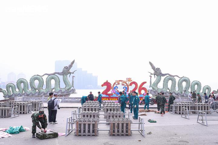 Nhằm bảo đảm cho màn trình diễn pháo hoa tỏa sáng trong đêm Giao thừa Tết Bính Ngọ, sáng 15/2, các lực lượng chức năng đồng loạt triển khai công tác lắp đặt tại những điểm bắn theo kế hoạch đề ra.