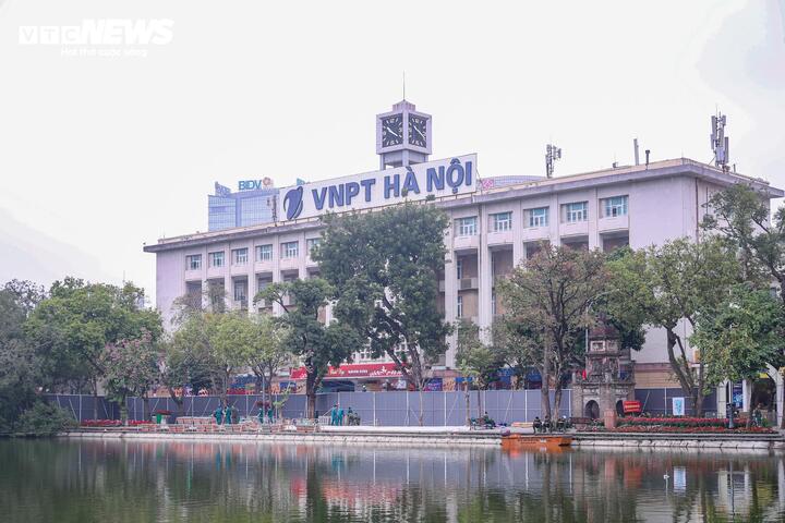 Tại khu vực Hồ Hoàn Kiếm, thành phố bố trí hai trận địa pháo hoa số 1 và số 2, lần lượt đặt đối diện Bưu điện Hà Nội và trước trụ sở Tòa soạn Báo Hà Nội Mới.