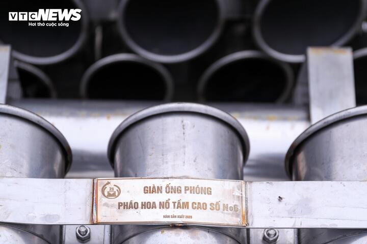 Dịp Tết Nguyên đán Bính Ngọ, Hà Nội tổ chức bắn pháo hoa 15 phút (0h00–0h15 ngày 17/2) tại 34 trận địa thuộc 33 điểm, gồm 11 trận địa tầm cao và 23 điểm tầm thấp kết hợp hỏa thuật, sử dụng 7.700 quả pháo tầm cao, 3.420 giàn tầm thấp cùng nhiều giàn phun, mạch phun hoa, với kinh phí gần 40 tỷ đồng từ ngân sách và xã hội hóa.