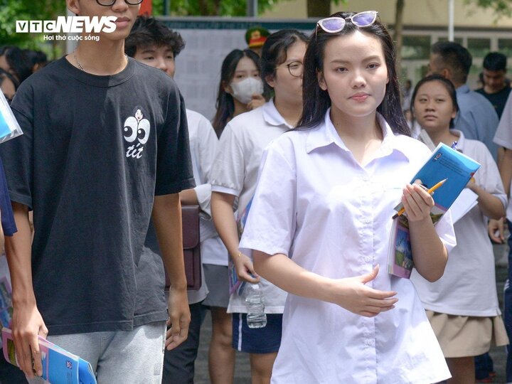 Bộ Giáo dục chính thức bỏ xét học bạ độc lập, cho phép thí sinh đăng ký tối đa 15 nguyện vọng. (Ảnh minh họa)