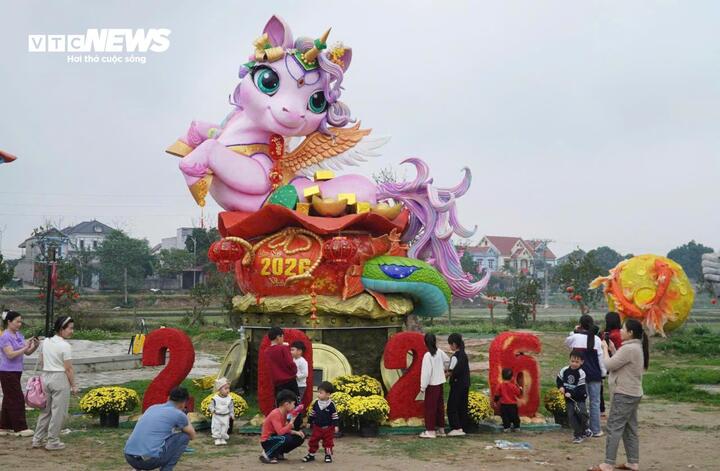 Vườn hạnh phúc thu hút đông đảo người dân đến check-in bên 'ngựa hạnh phúc'.