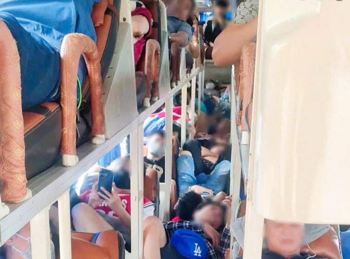 Xe khách chở quá số người quy định.