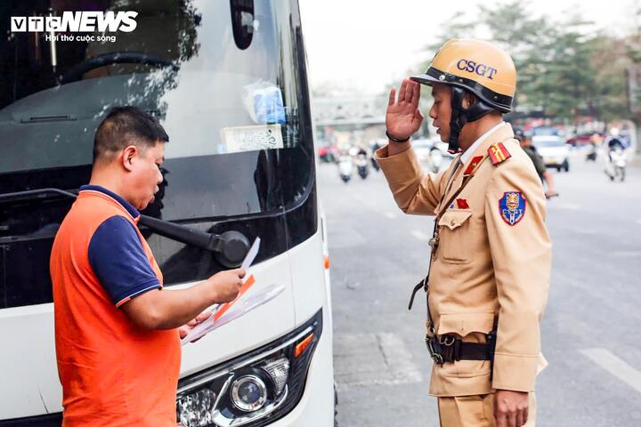 CSGT kiểm tra ô tô vận tải hành khách.
