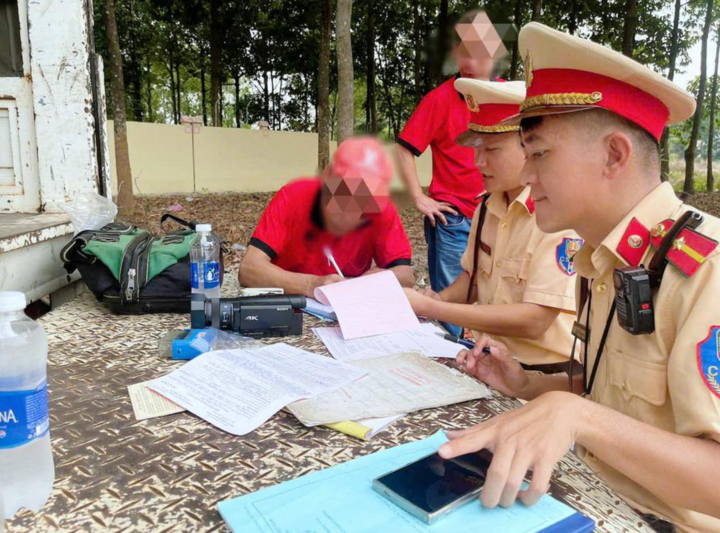 Lực lượng chức năng lập biên bản xử phạt hành chính đối với tài xế N.T.K.