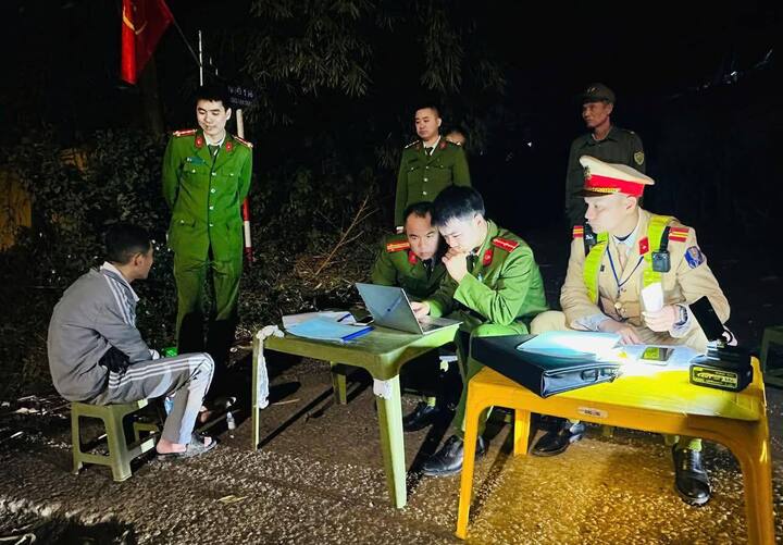 Công an làm việc với N.V.H. (Ảnh: Công an Thái Nguyên)
