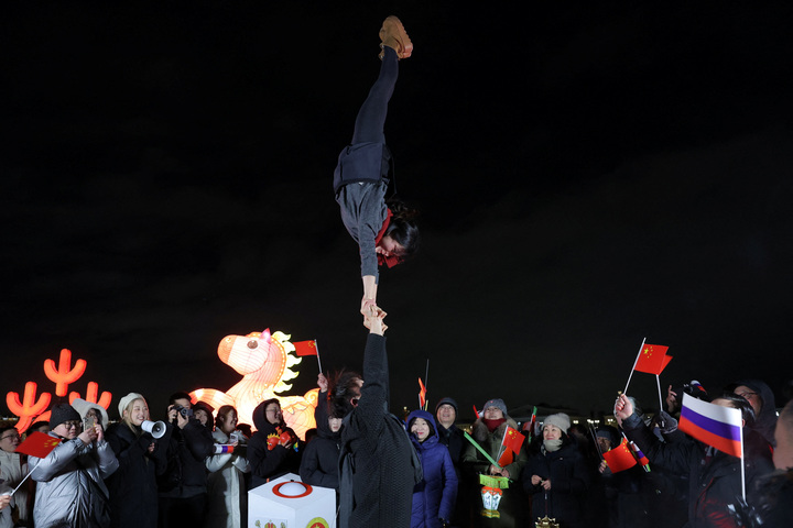 Người dân tham gia lễ hội Tết Nguyên đán tại trung tâm thành phố Saint Petersburg, Nga, ngày 15/2.