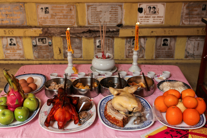 Đồ cúng của một gia đình.