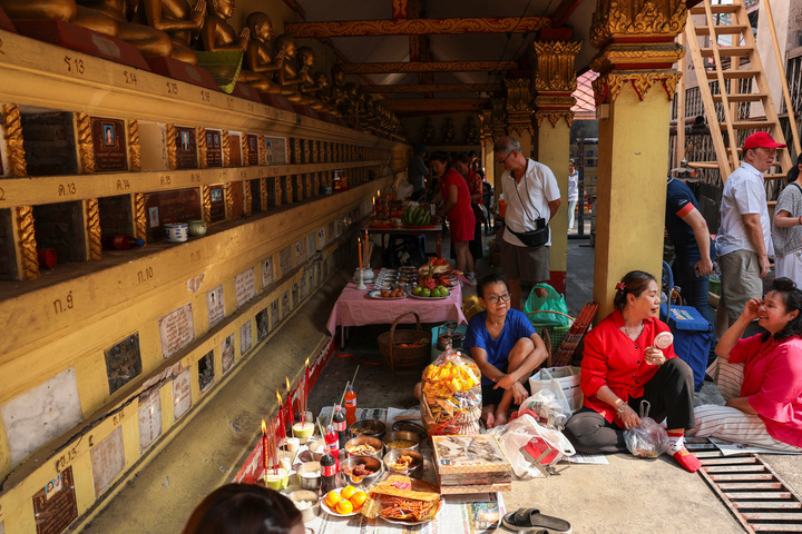 Một gia đình Thái Lan dâng lễ vật và bày tỏ lòng kính trọng đối với tổ tiên tại khu hỏa táng một ngôi chùa ở Bangkok ngày 16/2. (Ảnh: Reuters)