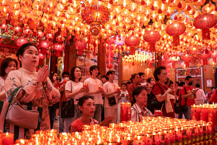 Cảnh cầu nguyện trước Tết Nguyên đán trong một ngôi chùa ở khu phố người Hoa, Bangkok, Thái Lan, ngày 16/2. (Ảnh: Reuters)