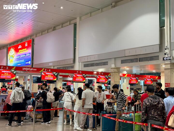 Từ sau 29 Tết, sản lượng chuyến bay thường giảm nhẹ trước khi bước vào cao điểm chiều ngược lại sau kỳ nghỉ.