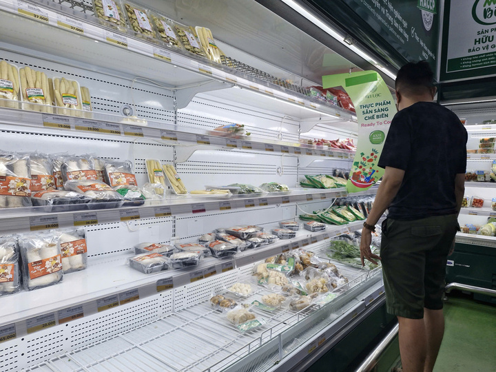 Hàng hóa cũng giảm nhiều sau những ngày người dân tập trung mua sắm.