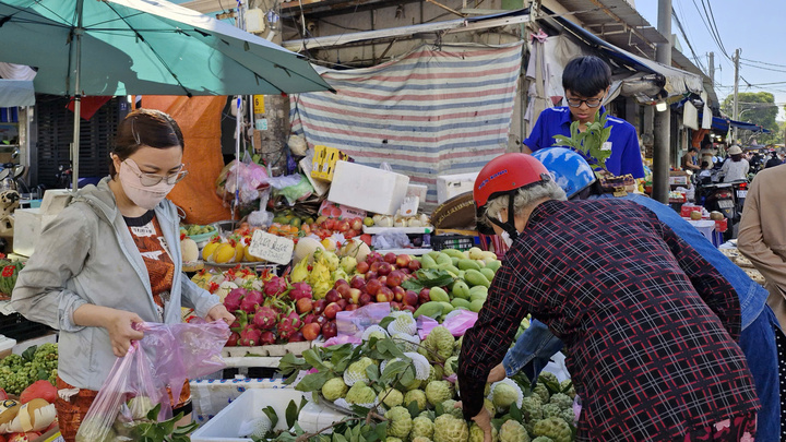 Giá các loại trái cây tại chợ sáng nay vẫn ở mức cao, như thanh long 55.000 đồng/kg, xoài cát Hòa Lộc 120.000-130.000 đồng/kg.