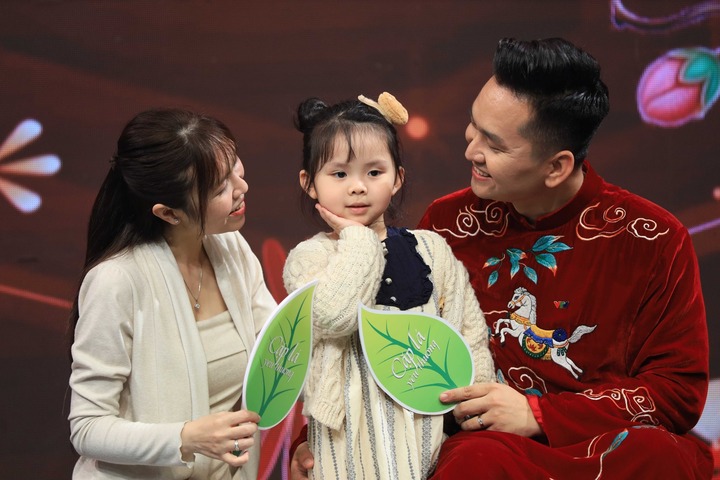 10 năm dẫn ''Cặp lá yêu thương'', MC Hạnh Phúc tiết lộ điều quý giá nhất là sự tử tế.