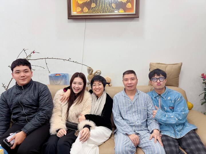 Ngọc Hà - vợ của NSND Công Lý đăng clip ghi lại khoảnh khắc MC Thảo Vân cùng con trai đến nhà thăm hỏi sức khỏe nam nghệ sỹ ngày cận Tết. Trong clip, NSND Công Lý ngồi trò chuyện vui vẻ bên người thân. Khi có cư dân mạng nhận xét MC Thảo Vân là người sống rất tình cảm, Ngọc Hà nhanh chóng bày tỏ sự đồng tình.