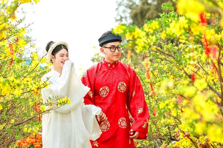 Cung đường hoa mai - đào đã nở rộ, trở thành “studio khổng lồ” cho du khách check-in.