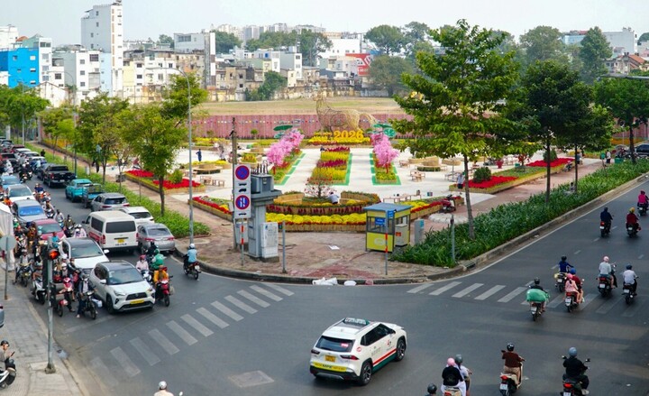 Khu đất 152 Trần Phú, phường Chợ Quán nhiều năm cỏ mọc xen với rác thải, gây mất mỹ quan đô thị, đã bừng tỉnh sau chủ trương của TP.HCM