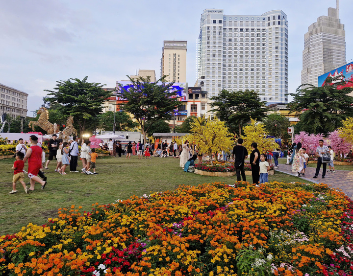 Khu đất thuộc dự án Thương xá Tax nằm cạnh đường hoa Nguyễn Huệ được đầu tư thành công viên Tết rực rỡ