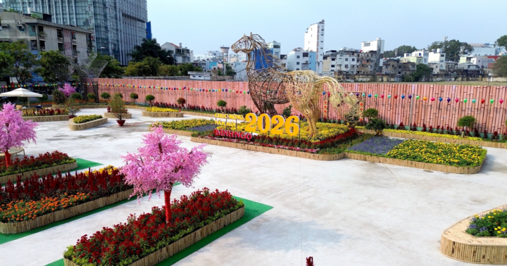 Linh vật ngựa khổng lồ dài 7,5 m, nặng khoảng 5 tấn cùng nhiều tiểu cảnh công phu gây chú ý ở công viên 152 Trần Phú.