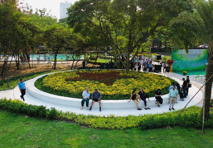 Người dân vui chơi, thư giãn tại công viên cải tạo trên khu đất dự án Nhà thi đấu Phan Đình Phùng phường Xuân Hòa.