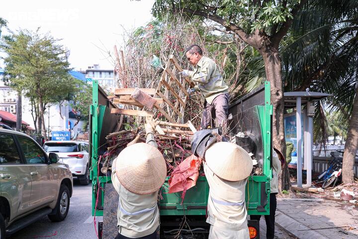 Chen chân mua đào, quất xả giá 'cắt lỗ' chiều 29 Tết ở Hà Nội - 19