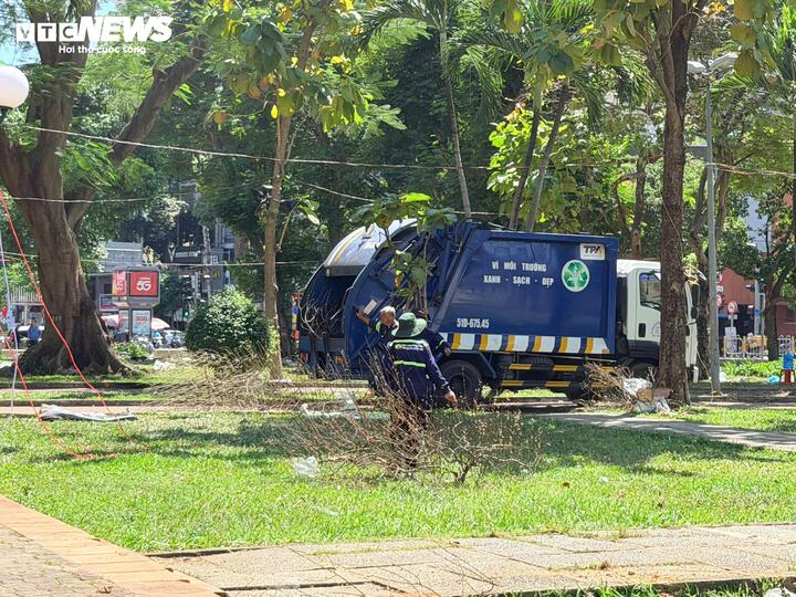 “Những năm trước phải gom cả đống hoa bị đập bỏ, nặng lắm. Năm nay bán hết sớm nên đỡ cực hơn”, công nhân này nói.