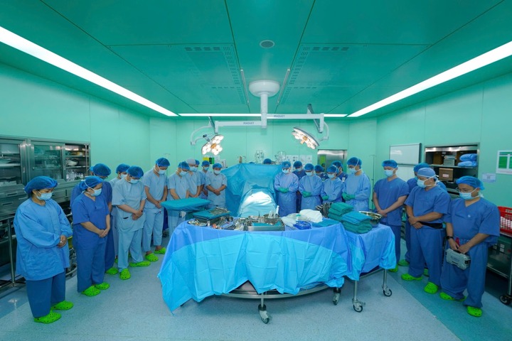 Một phút mặc niệm trước giờ phẫu thuật để tri ân người hiến tạng. Ảnh: BVCC)