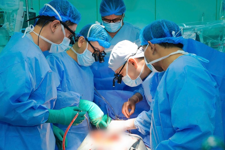 Các bác sỹ ghép tim giành lại sự sống cho người bệnh. (Ảnh: BVCC)