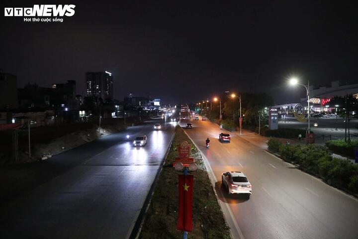 Trong ngày cuối năm, các tuyến đường dẫn vào trung tâm Hà Nội như Nguyễn Văn Cừ, Cổ Linh… ghi nhận tình trạng giao thông thông thoáng, các phương tiện di chuyển thuận lợi.