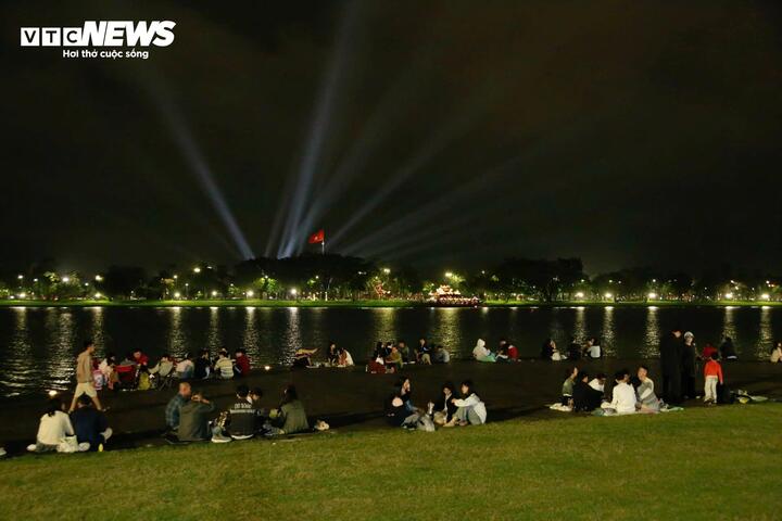 Thời tiết thuận lợi, người dân ra bờ sông Hương từ khá sớm vừa hóng mát vừa tranh thủ nhận cho mình vị trí đẹp nhất để chờ đón màn bắn pháo hoa tầm cao tại khu vực Kỳ đài Huế. (Ảnh: Sỹ Nhất)