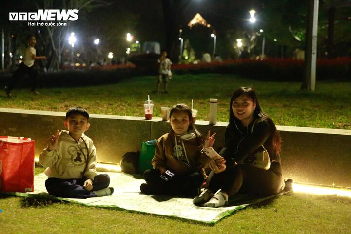 Nhiều gia đình chọn ra công viên ăn tối, hóng mát và chờ đón năm mới Bính Ngọ 2026 tại bờ sông Hương. (Ảnh: Sỹ Nhất)