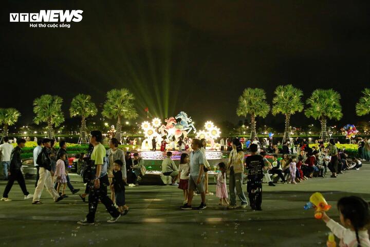 Khu vực đài phùn nước gần sông Hương trước trụ UBND TP Huế ken đặc người đến hóng mát, chụp hình bên linh vật ngựa và chờ bắn pháo hoa. (Ảnh: Sỹ Nhất)