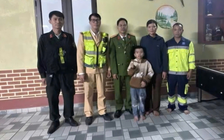 Lực lượng chức năng bàn giao cháu bé về với gia đình. (Ảnh: Cục CSGT)