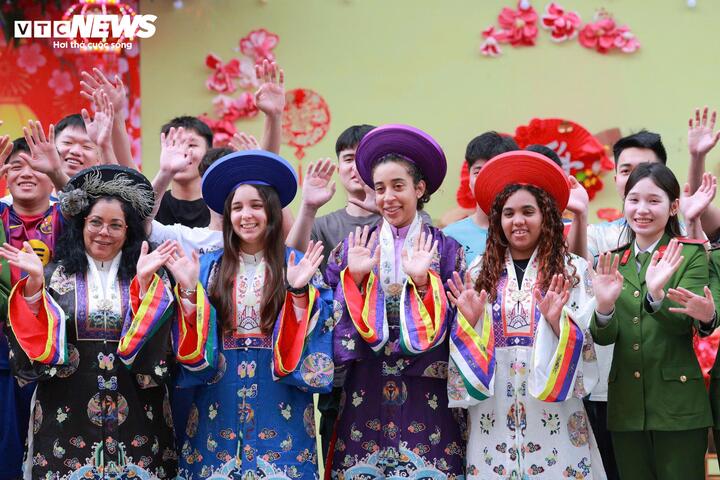 Trong không khí Tết Nguyên đán rộn ràng, khi nhiều gia đình Việt sum vầy bên mâm cỗ, các du học sinh Cuba gồm Maci Avila, Laura Colás, Tulio Arias, Lia Ceruto và Haymé Rodríguez lại đón năm mới cách quê hương hơn nửa vòng trái đất.