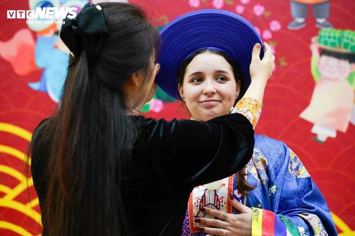 Các học viên Cuba thích thú khi được thử mặc cổ phục và áo dài truyền thống. Maci Avila chia sẻ rằng ban đầu cô khá lúng túng với những lớp áo nhiều tầng, nhưng khi khoác lên mình bộ trang phục truyền thống Việt Nam, cô cảm nhận được vẻ trang trọng và tinh tế của văn hóa Á Đông. “Tôi thấy mình như đang bước vào một bộ phim lịch sử. Trang phục không chỉ đẹp mà còn mang theo câu chuyện về quá khứ.”, Avila chia sẻ.