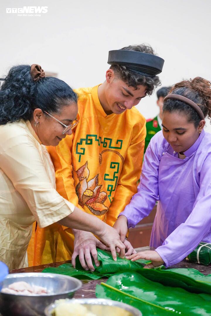 Chia sẻ về sự khác biệt, các học viên cho biết năm mới ở Cuba không gắn với lịch âm và thường diễn ra trong không khí đặc trưng của vùng Caribe. Các gia đình quây quần trong những bữa tiệc ngoài trời, âm nhạc sôi động và những màn bắn pháo hoa đón khoảnh khắc chuyển giao năm mới.