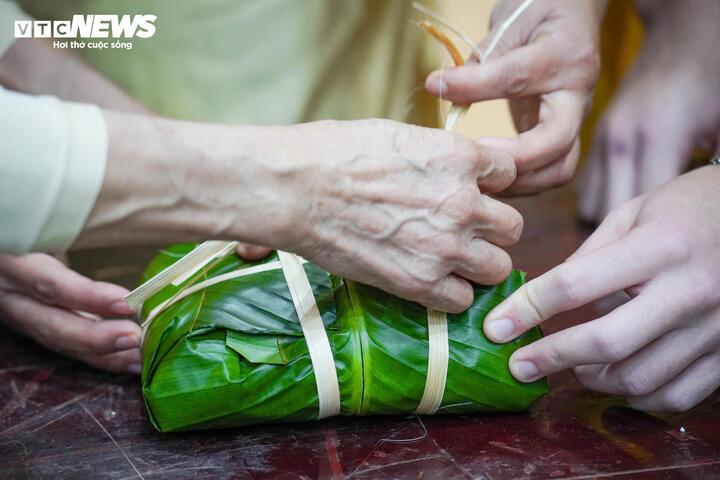 Trong khi đó, Tết Nguyên đán tại Việt Nam mang đậm yếu tố truyền thống và tính gia đình. Maci Avila cho biết cô ấn tượng với việc người Việt chuẩn bị Tết từ rất sớm, dọn dẹp nhà cửa, trang trí đào, quất và chuẩn bị mâm cỗ cúng tổ tiên. “Ở Cuba, năm mới thiên về lễ hội và tiệc tùng. Tết ở Việt Nam mang lại cảm giác ấm cúng và gắn kết trong phạm vi gia đình”, Maci nói.