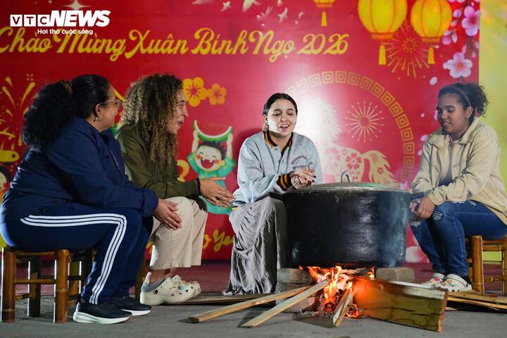 Khi những chiếc bánh được buộc lạt gọn gàng, tất cả cùng quây quần bên nồi bánh chưng nghi ngút khói. Bên ánh lửa các học viên kể cho nhau nghe về những cái Tết ở quê nhà Cuba.