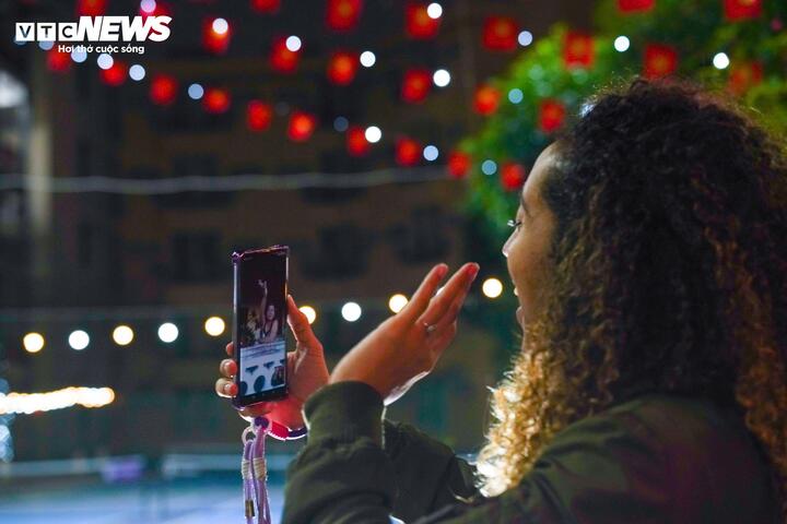 “Ở Cuba, năm mới cũng là dịp cả gia đình quây quần. Hôm nay, khi ngồi đây, tôi nhớ nhà rất nhiều, nhưng tôi cảm thấy mình cũng có một gia đình thứ hai.”, Laura Colás xúc động nói.