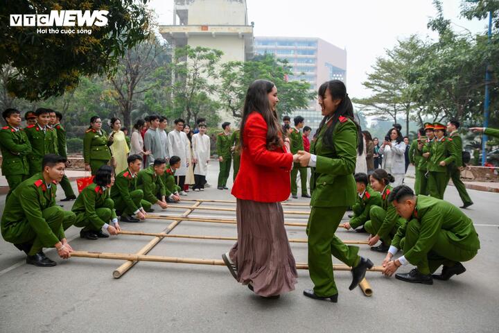 Không khí Tết thêm rộn ràng với điệu nhảy sạp truyền thống.