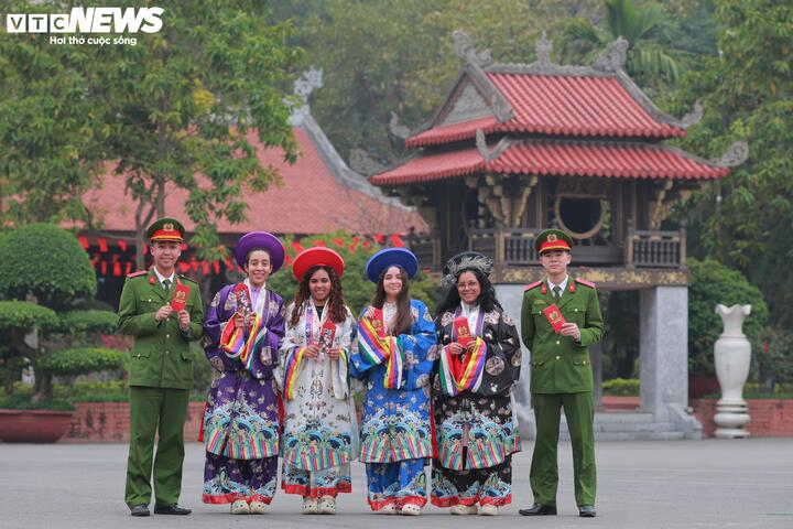 Đối với các du học sinh Cuba, hành trình học tập tại Việt Nam không chỉ là cơ hội nâng cao kiến thức chuyên môn mà còn là hành trình trải nghiệm văn hóa. Họ hiểu rằng, phía trước là trách nhiệm lớn lao khi trở về phục vụ quê hương. Laura Colás bày tỏ: “Chúng tôi biết mình may mắn khi được học tập trong môi trường kỷ luật, chuyên nghiệp. Tết năm nay xa nhà, nhưng chúng tôi tự nhủ phải cố gắng học thật tốt để sau này góp phần xây dựng đất nước mình.”