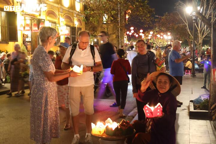 Du khách nước ngoài thích thú trải nghiệm không gian văn hoá tại phố cổ Hội An trong đêm chào đón giao thừa năm mới Bính Ngọ 2026.