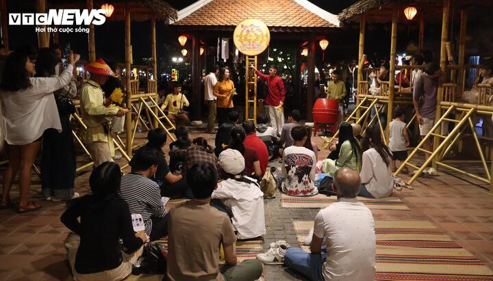 Ken đặc du khách trải nghiệm diễn xướng bài chòi ở phố cổ Hội An